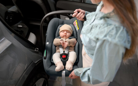 Вкладиш в автокрісло: навіщо потрібен і коли прибирати
