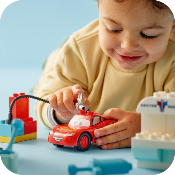 Конструктор LEGO Duplo Disney Візит МакКвіна в гараж Дока