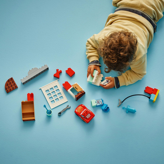 Конструктор LEGO Duplo Disney Візит МакКвіна в гараж Дока