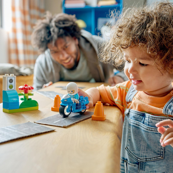 Конструктор LEGO DUPLO Town Синій поліцейський мотоцикл, 11 Деталей