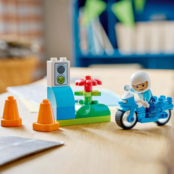 Конструктор LEGO DUPLO Town Синій поліцейський мотоцикл, 11 Деталей