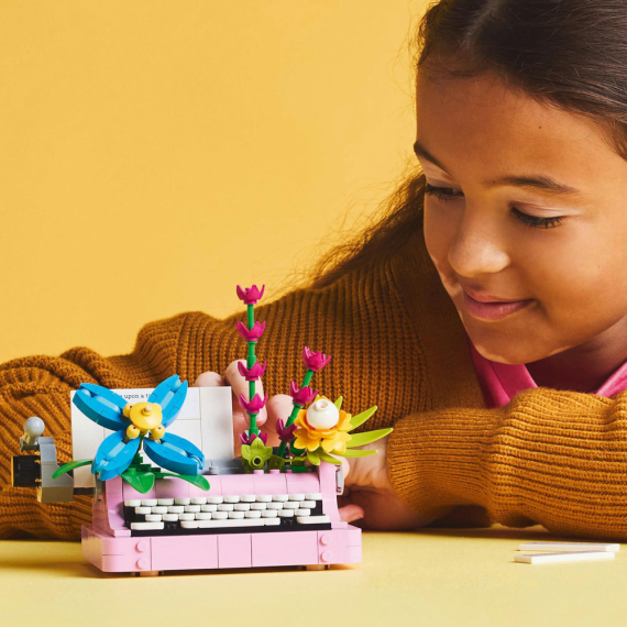 Конструктор LEGO Creator Друкарська машинка з квітами, 363 деталі