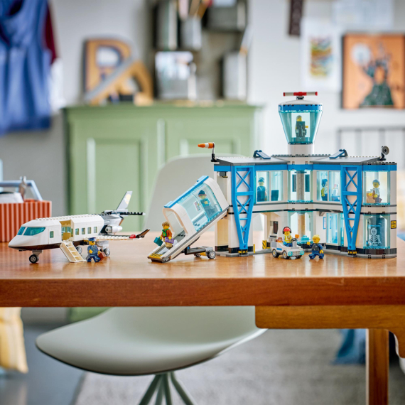 Конструктор LEGO City Аеропорт із літаком, 887 Деталей