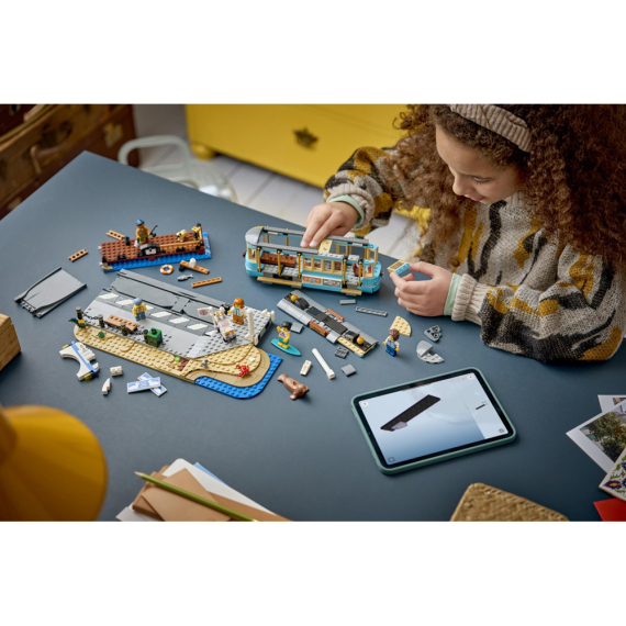 Конструктор LEGO City Класичний трамвай до пляжу Іграшки-потяги, 693 деталі