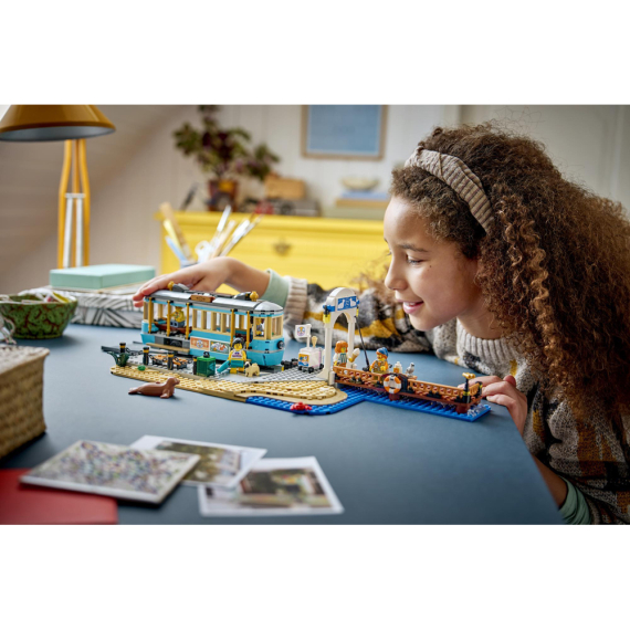 Конструктор LEGO City Класичний трамвай до пляжу Іграшки-потяги, 693 деталі