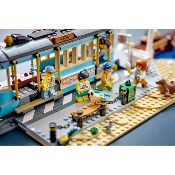 Конструктор LEGO City Класичний трамвай до пляжу Іграшки-потяги, 693 деталі