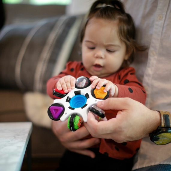 Іграшка розвиваюча Baby Einstein Curiosity Clutch