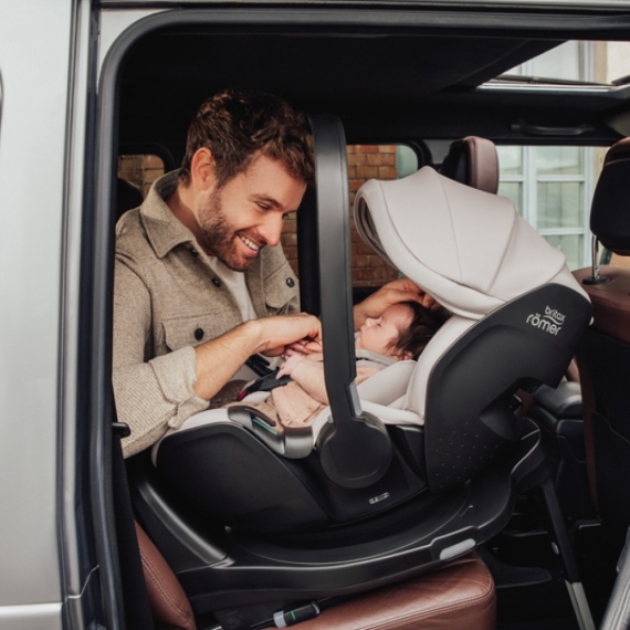 Автокрісло Britax Römer Baby-Safe Pro 2025 з базою VARIO BASE 5Z (LUX / Soft Taupe)