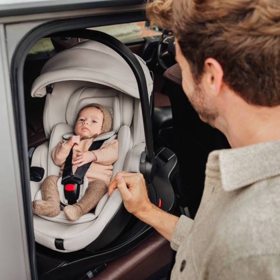 Автокрісло Britax Römer Baby-Safe Pro 2025 з базою VARIO BASE 5Z (LUX / Soft Taupe)