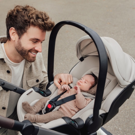 Автокрісло Britax Römer Baby-Safe Pro 2025 з базою VARIO BASE 5Z (LUX / Soft Taupe)