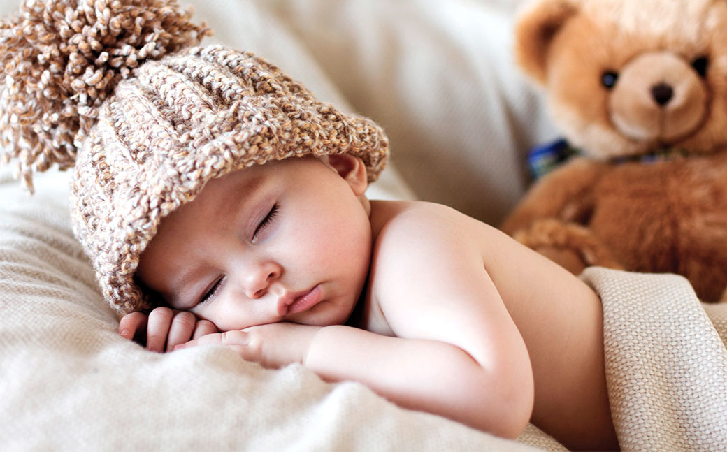 Как использовать ортопедическую подушку для новорожденных